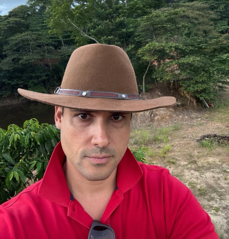 Stéfano Ferreira, advogado e produtor rural, de chapéu na fazenda